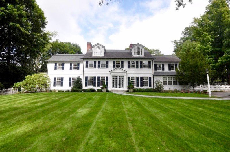 LeverageRE's tweet photo. Picture-perfect &amp; nestled on a quiet lane, this Massachusetts home is a tribute to #Concord's rich history https://t.co/IHpnnqCXaR https://t.co/5NKGTOOUKi