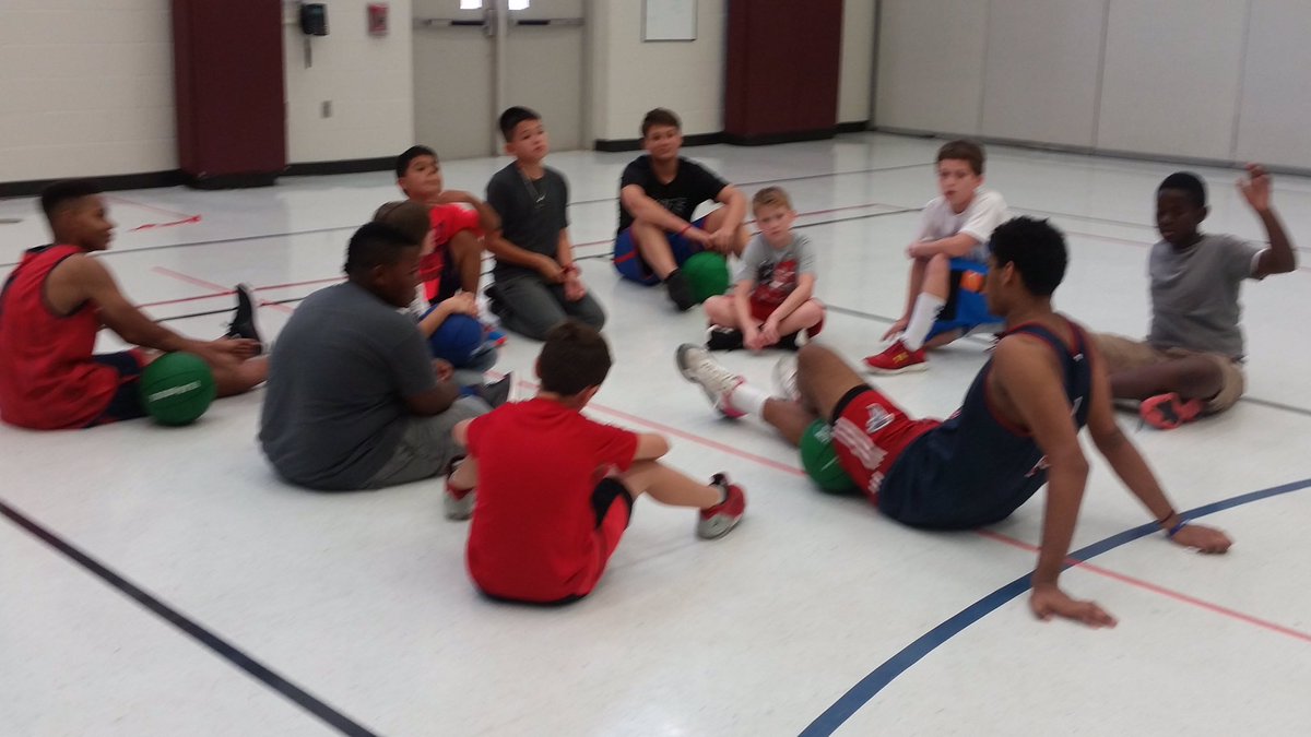 FalconPassElem's tweet photo. PK-12 collaboration w/ CLHS baseball team. Topic: trustworthiness on & off the court. #thisiswhatsynergylookslike https://t.co/tFnLKRw4mR