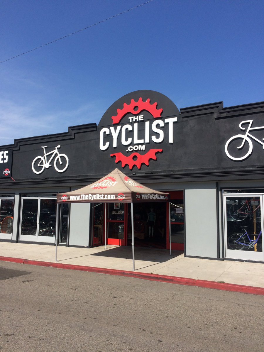 GregLeeKTVU's tweet photo. Man caught on video breaking in, stealing $8500 worth of merchandise from a cycling shop in #CostaMesa. 4:30 on @ABC7. https://t.co/iMKDBZGvKc