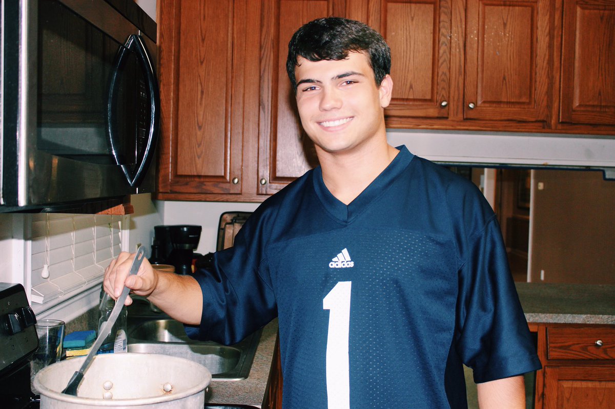 VoteRhettVeal's tweet photo. He's cooking pies for all the ladies #domestic @VoteRhettVeal https://t.co/QeiLYFctOD