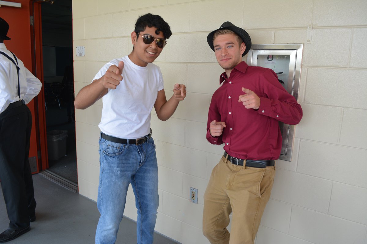 PoincianaPoint's tweet photo. Just smile and pose. Smile and pose. #spiritweek2015 https://t.co/sDQw4Lvysb