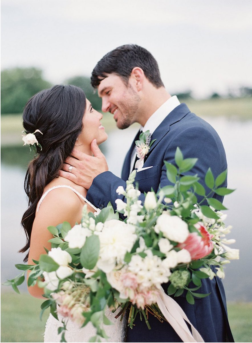 miracleon134th's tweet photo. Such a sweet photo of Carissa and Tyler💕#bride #wedding #weddingphotography photo by Tracy Enoch Photography https://t.co/HqMwuGWw3D