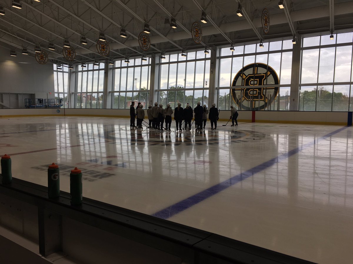 lpuck10's tweet photo. Always an honor to be at a @usahockey camp. #WNTCamp #tightlockerroom https://t.co/GHXWepYbT7