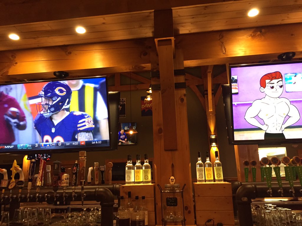 CEEDS303's tweet photo. @PippaMann @Hinchtown @emilydavitto it's all good I got nfl football on either side!!! #bigwoodsrules https://t.co/JvSVklP4oc