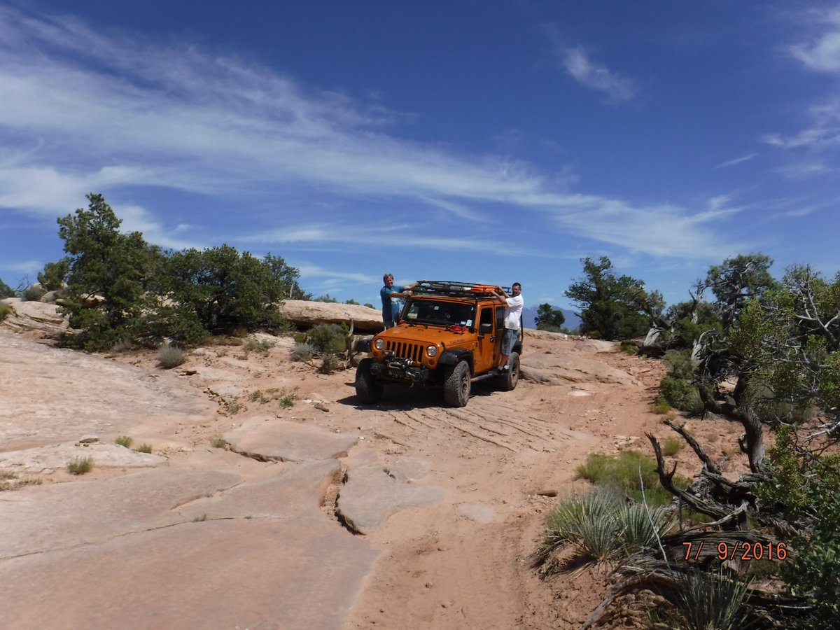 LoneStarRox's tweet photo. @KurtsOIIIIIIIO @BonhamChrysler2 @THEJeepMafia @weatherman7176 @TheMudYeti @TeamToad Spotting, riding and Toad Surfing. #Moab2016 https://t.co/j20bug0kLq