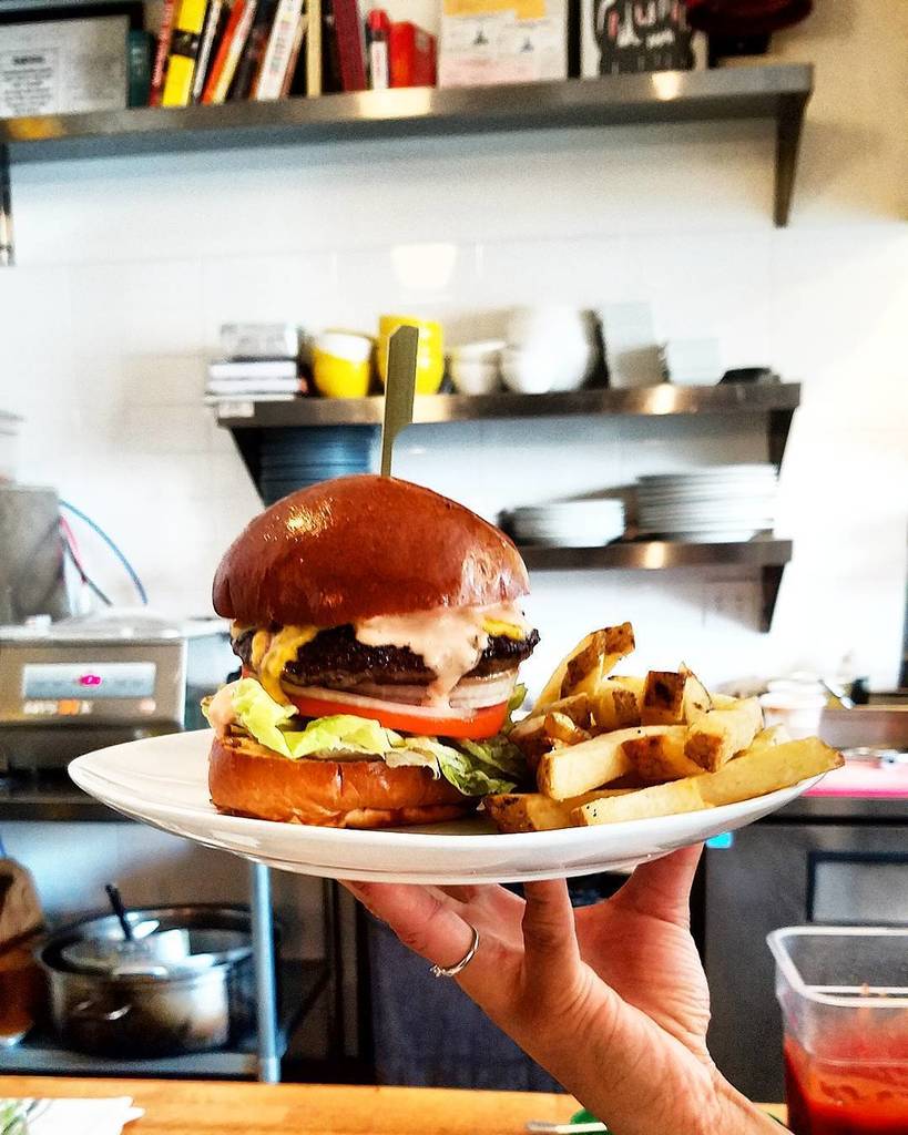 StatusKuoLA's tweet image. Simple perfection.  The cure for your Mondays.  #burger #statuskuola #eaterla #eeeeeats #f… ift.tt/2cOKrpL