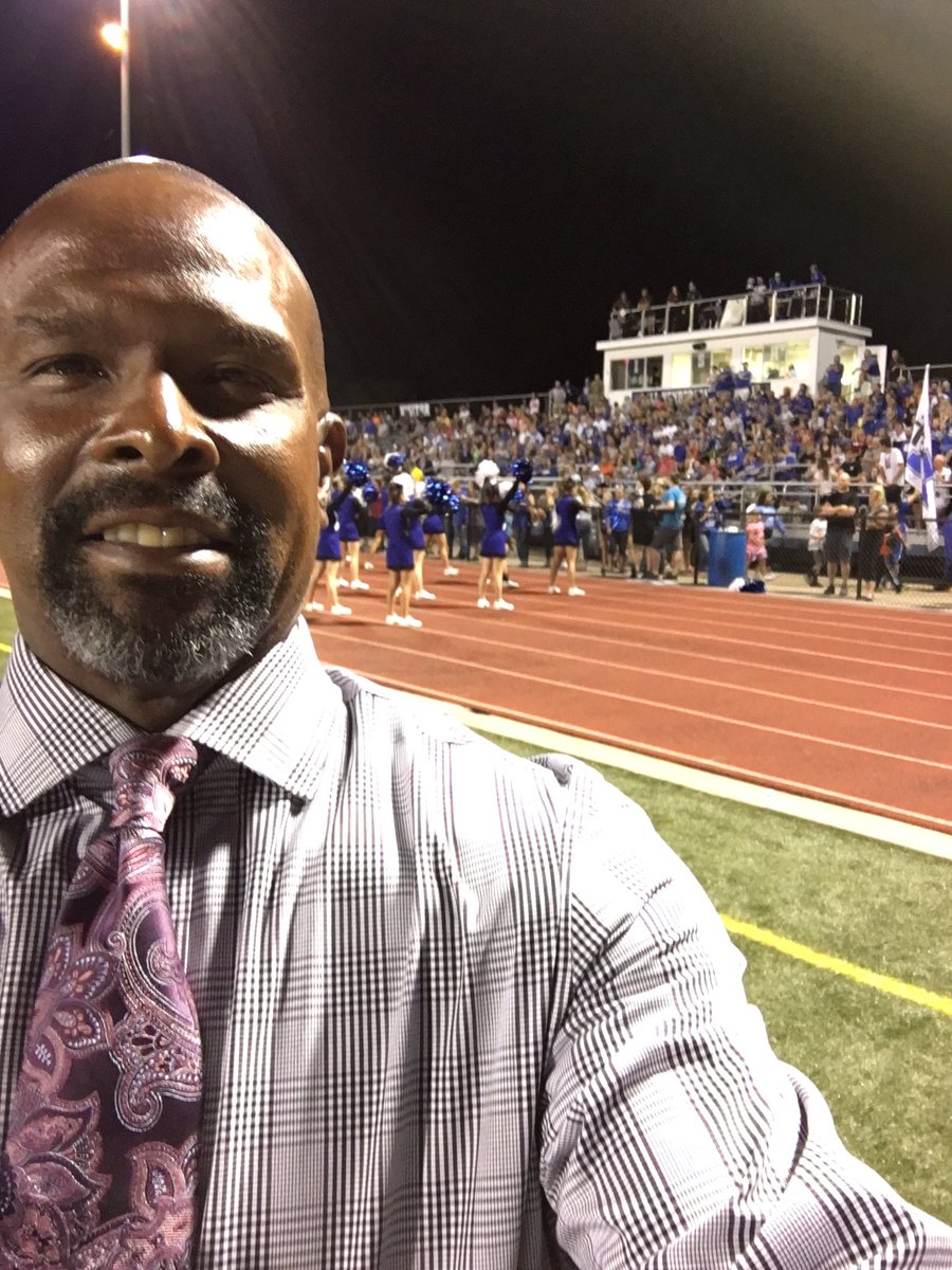 reneknottsports's tweet image. Made the trip out to @gbissellKSDK old school Hillsboro for some football. Highlights on @KSDKSports at 10.