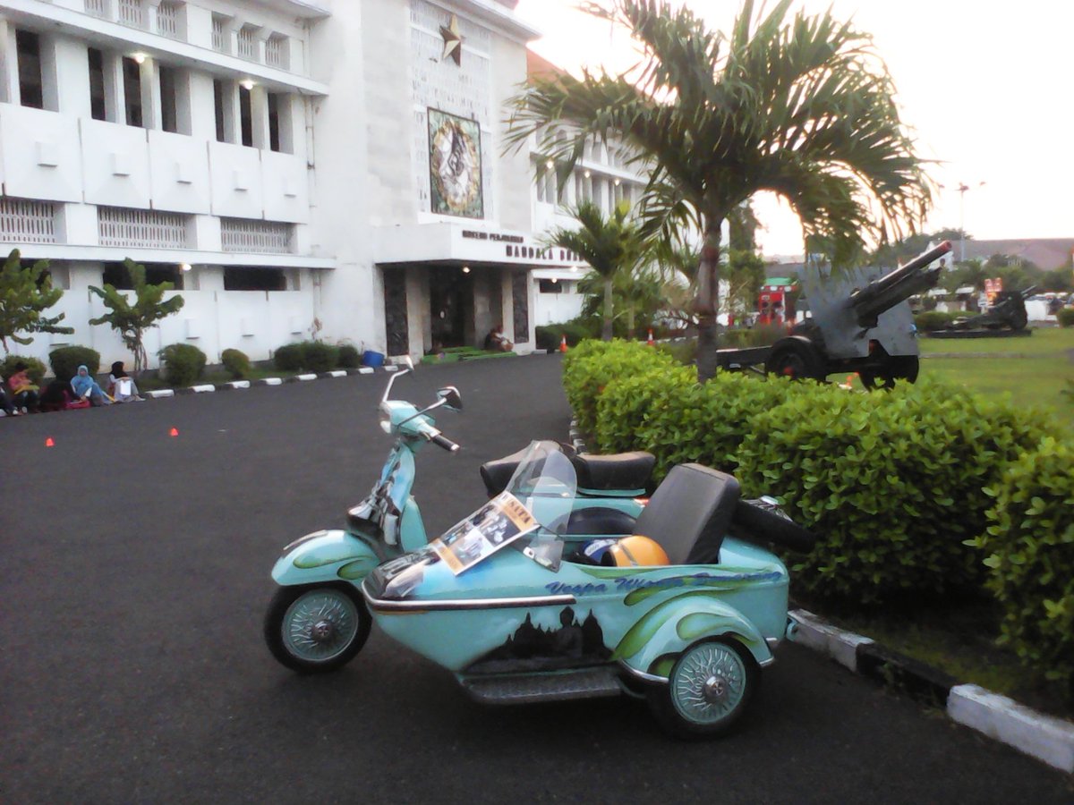 Vespa Wisata Keliling Semarang  <a href="/JatengTwit/">Jateng Twit</a> <a href="/hendrarprihadi/">Hendi (Hendrar P)</a> <a href="/ganjarpranowo/">Ganjar Pranowo</a> <a href="/seputar_smg/">Seputar Semarang</a> <a href="/wisatasemarang/">Wisata Semarang</a>