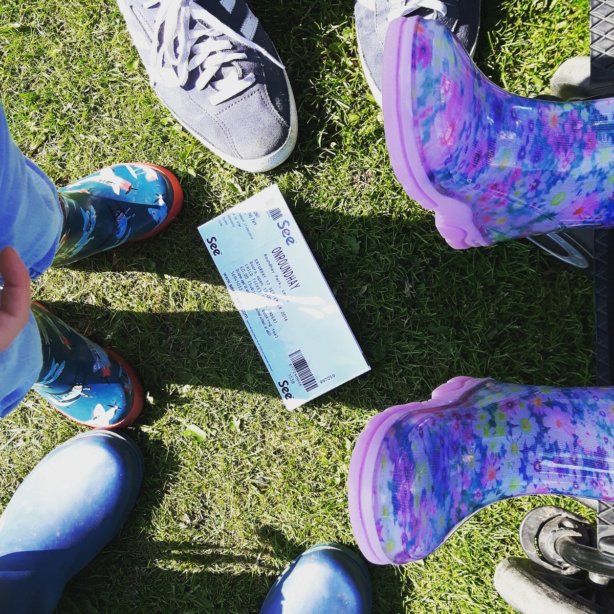 MarieVClark's tweet photo. With the 1&amp;2 year olds at their first James gig. Sun, fun &amp; @wearejames 🌞🎪🌼 Amazing day @OnRoundhay #jamesband https://t.co/rVxhjbGo5V