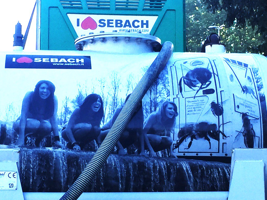 aletripodi's tweet image. #Sebach (bagni amovibili) si rappresenta con 4 ragazze che strillano accovacciate su un fiume. geni. #marketing