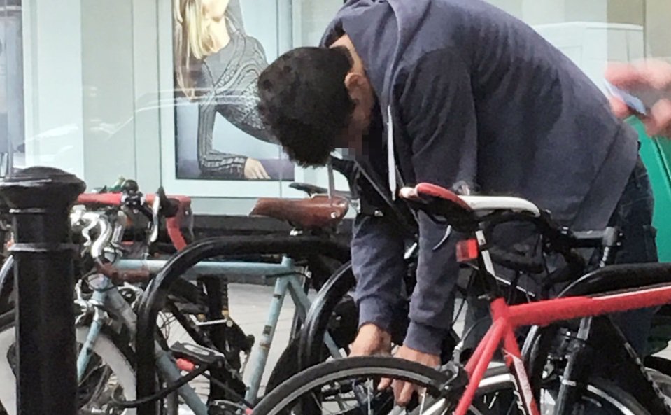 TheSun's tweet image. Is this Britain's most brazen thief? thesun.uk/6013B7lE7