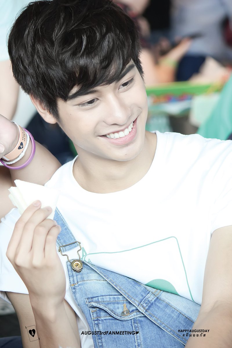 จากใจสู่จานจากจานส่งถึงริมฝีปากนุ่ม แซนวิชที่บรรจุรักไว้เต็มคำ กัดคนละคำสองคำ ตามด้วยรอยยิ้มที่กระจายอยู่รอบตัว ความสุขโอบล้อมเราเข้าด้วยกัน
