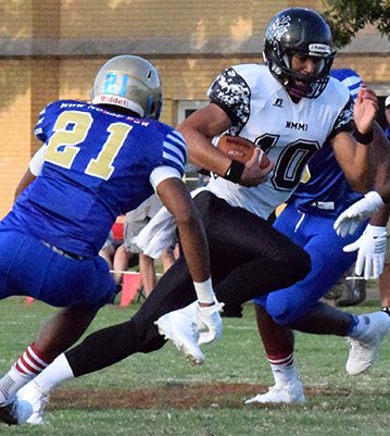 JuCoFootballACE's tweet photo. Jordan Taamu @kingJordanT10 @ New Mexico Military JuCo @nmmibroncos leads @NJCAA n passing yards + TDs  1,489 yds 21 TDs @coachjfort https://t.co/CC02cQSnCd