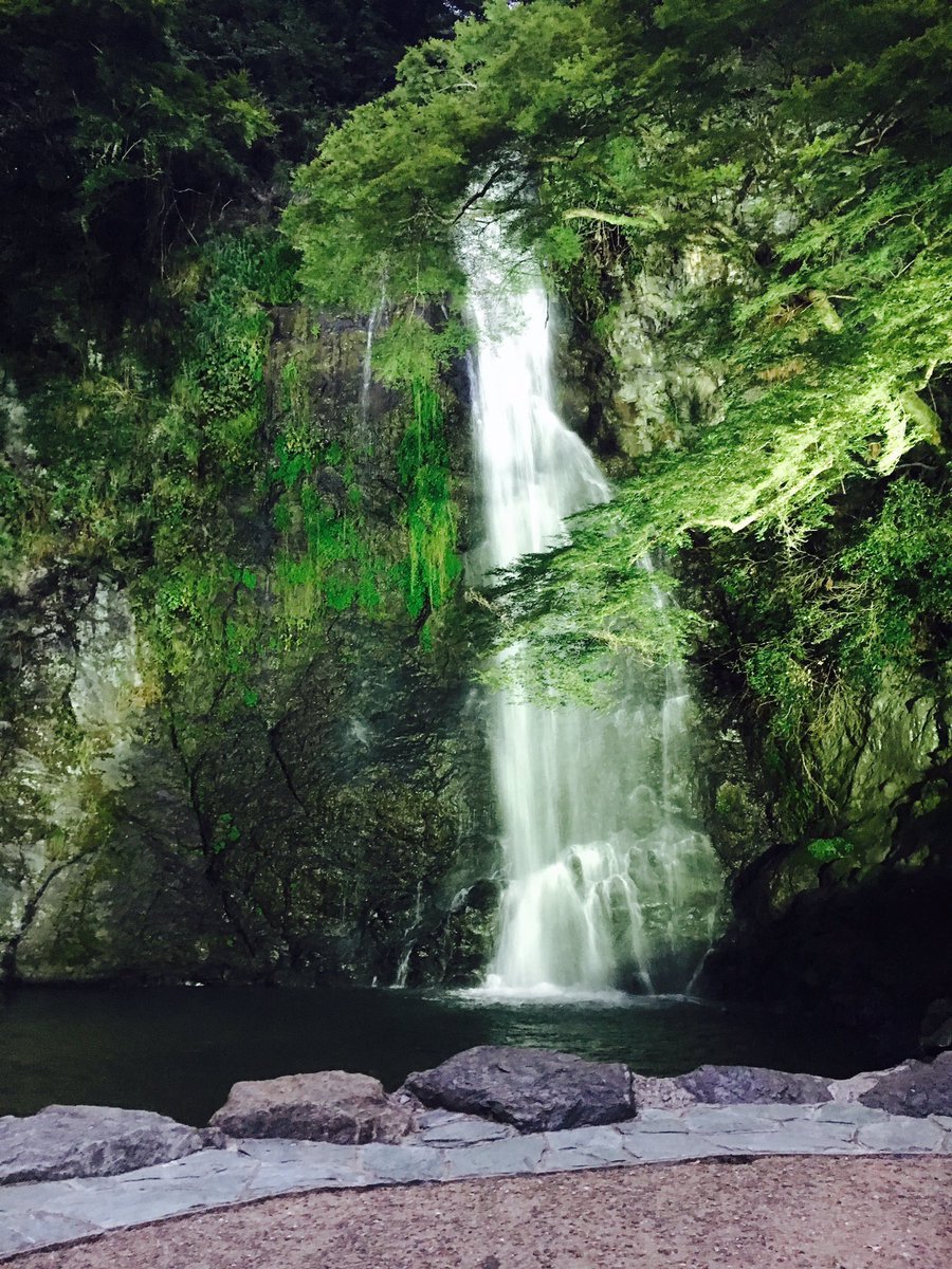 大阪府にある箕面滝が台風の影響によりナイアガラの滝状態に Togetter