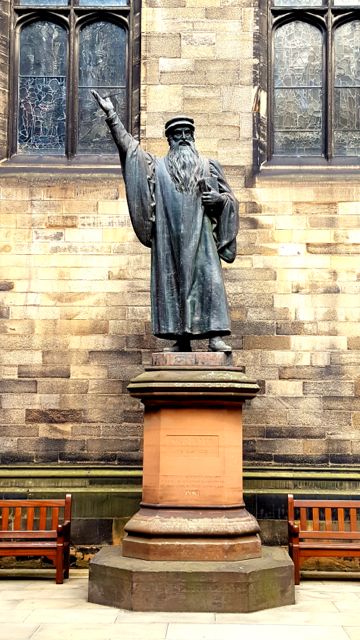 uqpharri's tweet image. A cheery welcome from John Knox to the beautiful courtyard of New College.