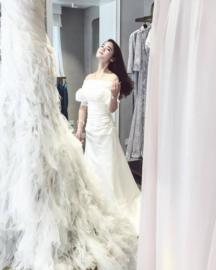 XinxianS's tweet photo. When roses meet garments, when girl meets Grace Chen, she is always as beautiful as a rose. #jetblackeyecom #gracec… https://t.co/Kvyogp17DD