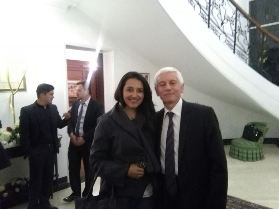 OnparleNet's tweet photo. OnParle presente en la Résidence de France. Creemos en la educación de calidad por medio de las TIC. Gracias al señor Embajador x acogernos! https://t.co/9Cj0RhA8Cj