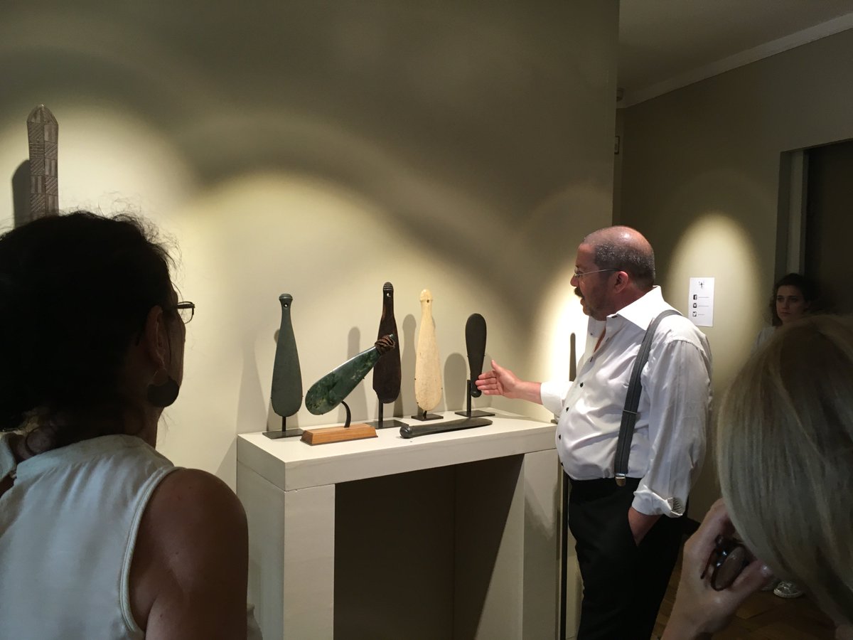amisquaibranly's tweet photo. Les amis ont rendu visite à @galeriemeyer #GalerieDandrieu #LucasRatton #tribalart #CotedIvoire #oceanicart https://t.co/w05dox0s3Z