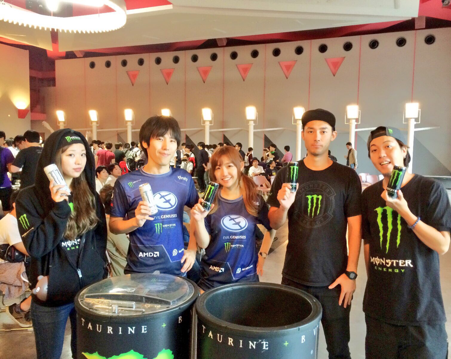 チョコブランカ 今回はtwitchさん モンスターエナジーさん Dxracerさん デルさん Benqさん ウメブラさん ハースストーン運営 実況者の方々 くつきかずや先生にもご協力いただきました 本当にありがとうございました O W O T Co