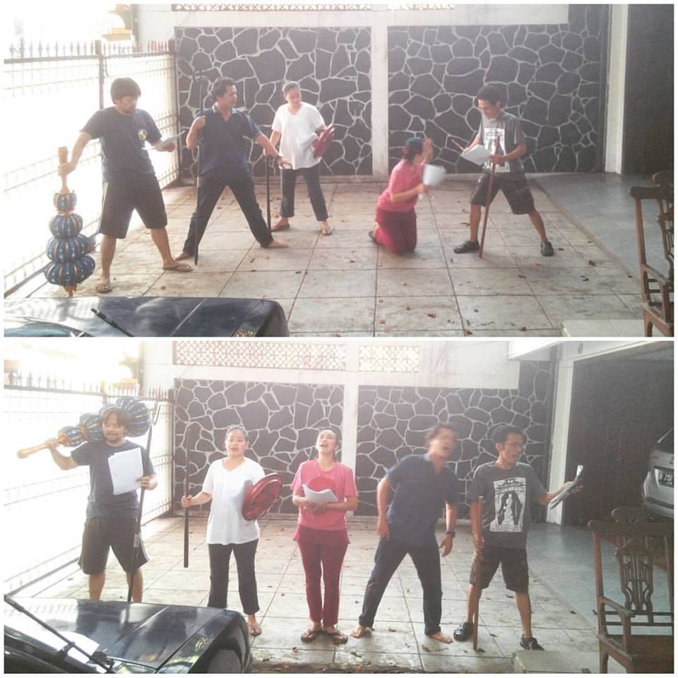 Kakak-kakak <a href="/teaterkoma/">Teater Koma</a> sedang latihan untuk pentas hari Minggu ini. Gak sabar deh melihat penampilan mereka :D