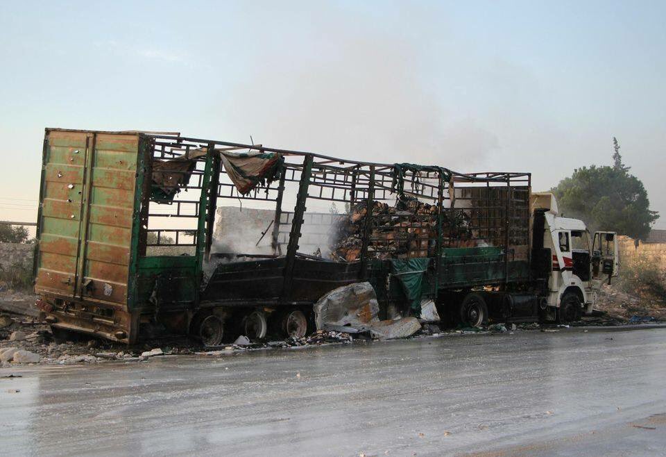 UmmahCharity's tweet photo. 2 heures après la fin de la trêve, 18 camions de l'ONU et du Croissant rouge syrien ont été bombardés 
#JeSuisAlep https://t.co/uMTBRRmydu