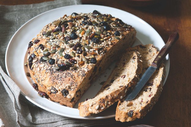 Příprava kváskového chleba chce svůj čas. Pokud ale potřebujete chleba tady a teď, určitě zkuste tento :-)!
apetitonline.cz/recept/celozrn…