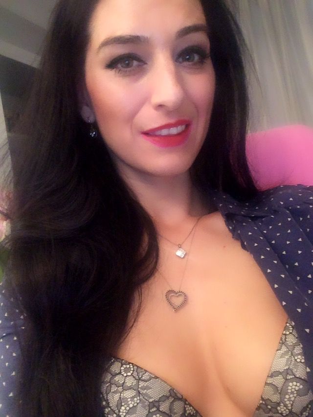 Take a Look At Those Eyes...
ifriends.net/stars/-BELLISS…