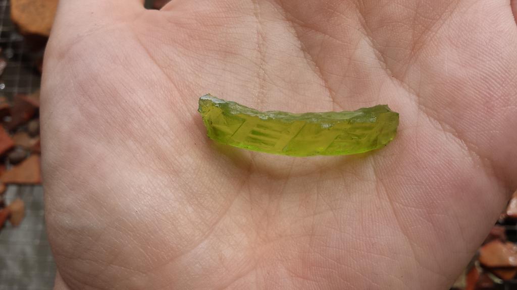 TMSifting's tweet photo. Our newest Bat Sherut just found a gorgeous piece of a bracelet! #archaeology #TempleMount #SiftingProject https://t.co/nWzc9N2iVZ
