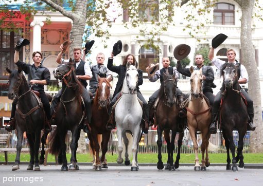 Alamy_Editorial's tweet photo. Lots of horsing around in Leicester Square this morning ahead of #TheMagnificentSeven screening https://t.co/uXjduFBHet 📷: @TNRnews #Mag7 https://t.co/WBsfvhvZne