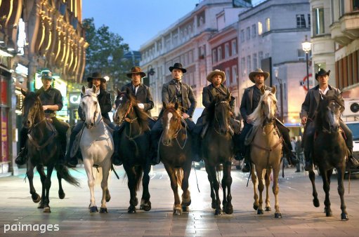Alamy_Editorial's tweet photo. Lots of horsing around in Leicester Square this morning ahead of #TheMagnificentSeven screening https://t.co/uXjduFBHet 📷: @TNRnews #Mag7 https://t.co/WBsfvhvZne