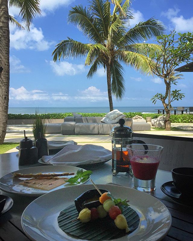 Who's up for a nice healthy lunch with this view?
.
📷: @lilianhappynow
#AlilaHotels #AlilaVillasSoori