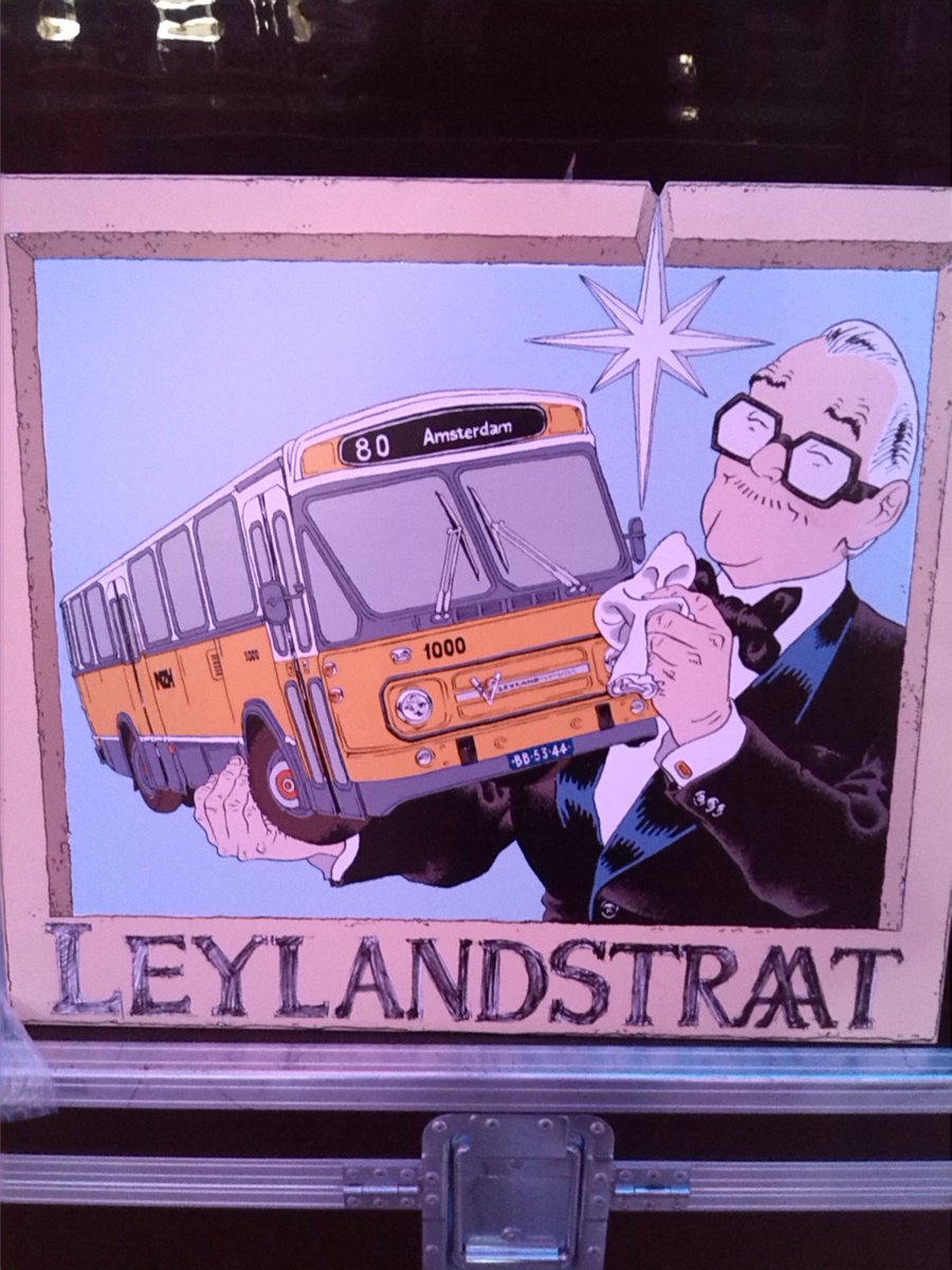 Ooit introduceerde directeur André Testa de striptekening. Nu komen deze terug  in de  wijk "De Remise" aan de Leidsevaart nu als gevelsteen