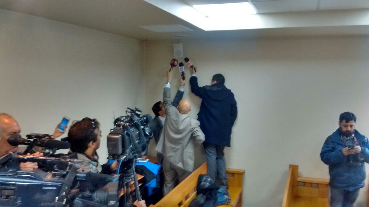 TVUNoticias's tweet photo. Medios intentan captar testimonio de ex cajero Pablo Ramirez. A esta hora declara en el Tribunal Oral https://t.co/kOAUQlnqBk