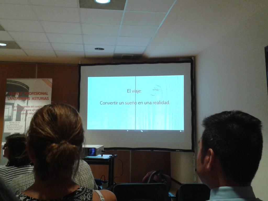JoanaColado's tweet photo. Es el turno de la "Cambiología" de la mano de @Carlosheviaza en #lanzaeventoasturias @LanzaderaAviles https://t.co/g0v21DFERZ