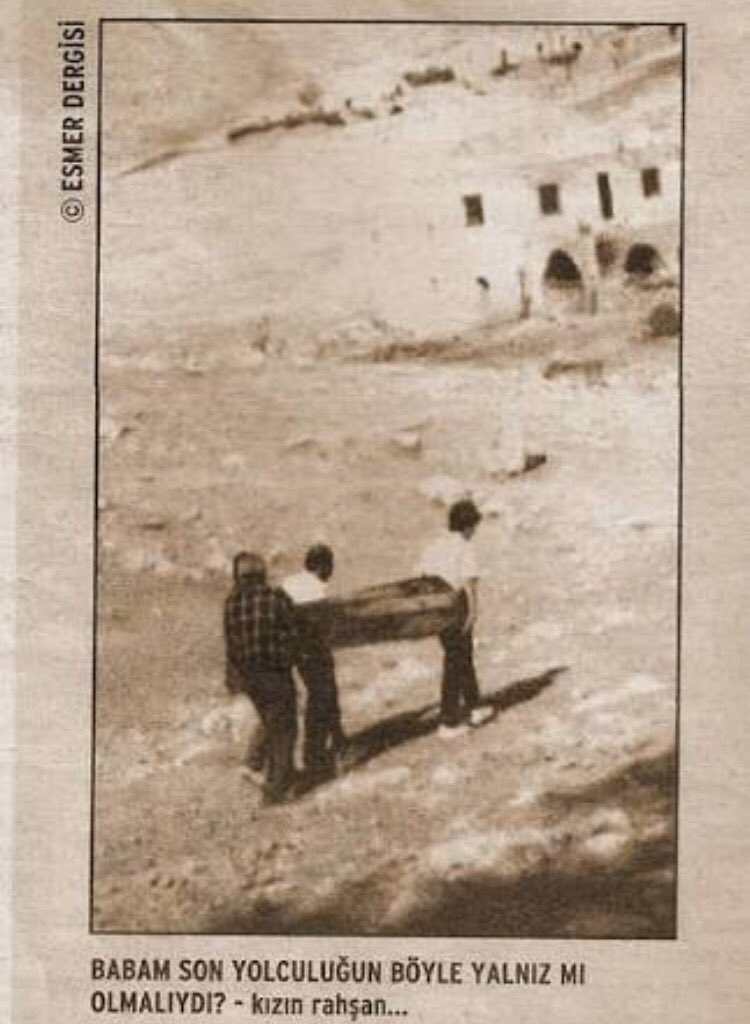 Bir fotoğraf milyon kelime etmez bazen. Ape Musa'nin cenazesinde çekilen bu fotoğraf gibi. Saygıyla... 
#MusaAnter