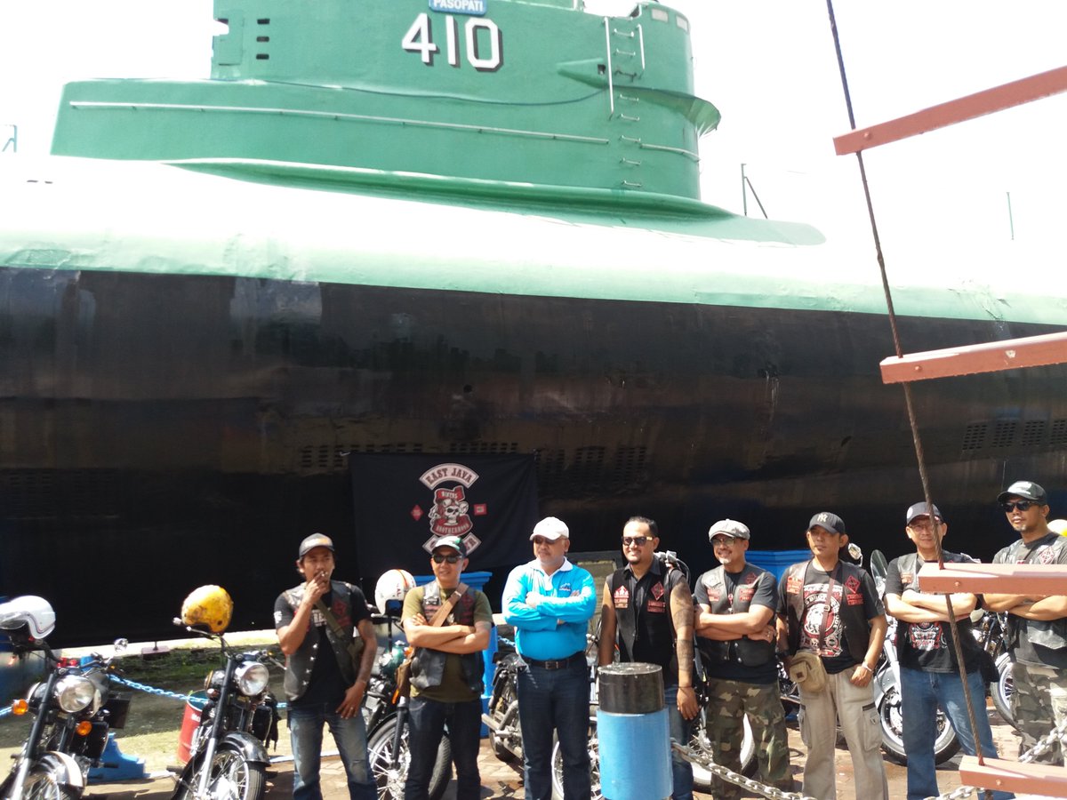 bikers surabaya berpartisipasi mengikuti kerja bakti di monkasel surabaya