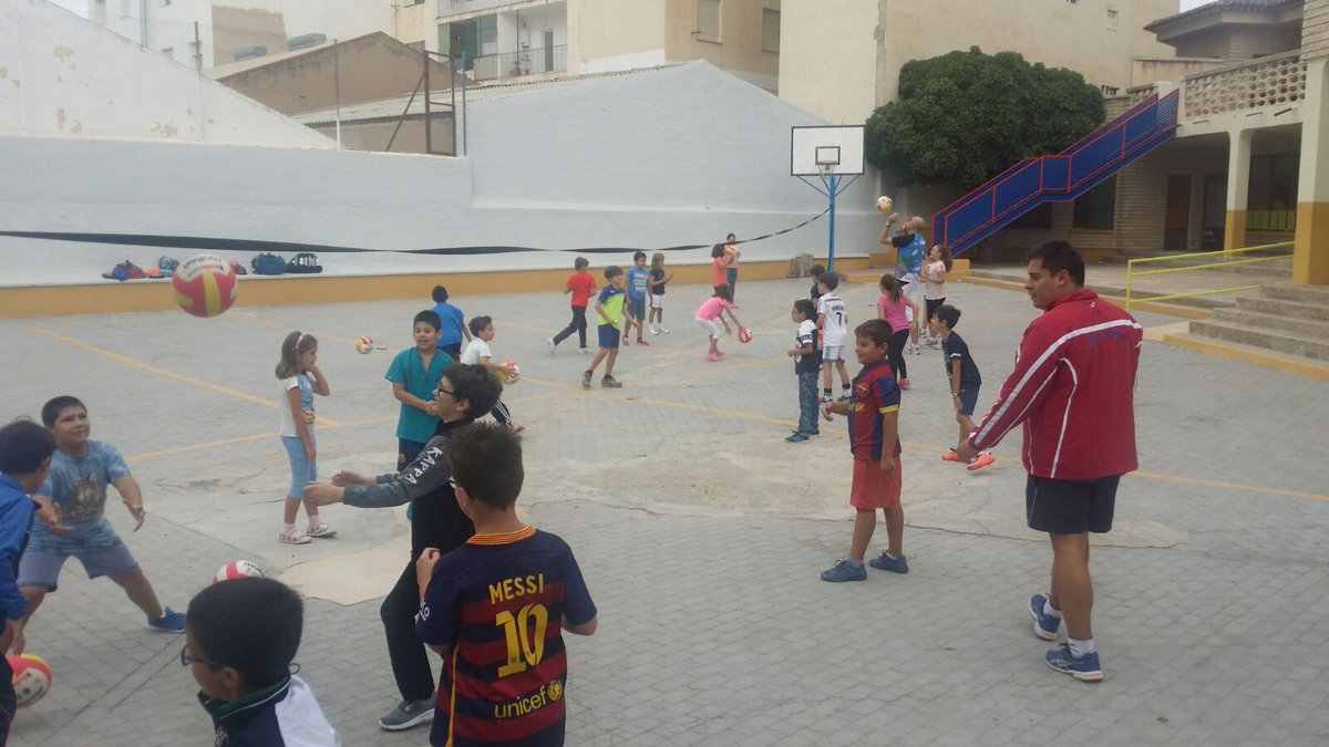 cvciudadhellin's tweet photo. Buena mañana de voley con el colegio Isabel la Católica. https://t.co/408Al1AB0E