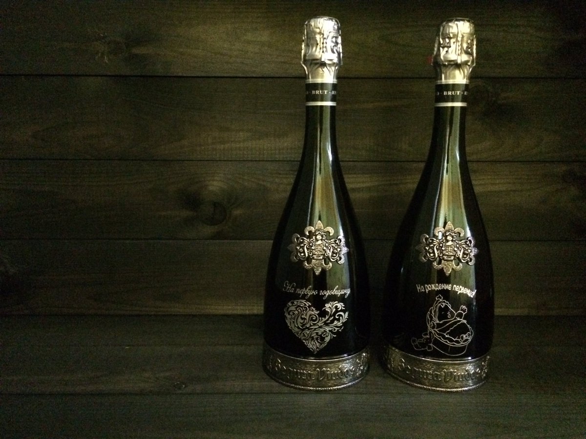 Гравировка на бутылках с окрашиванием в серебро. #гравировканабутылке #гравировканабутылках #гравировкавмоскве