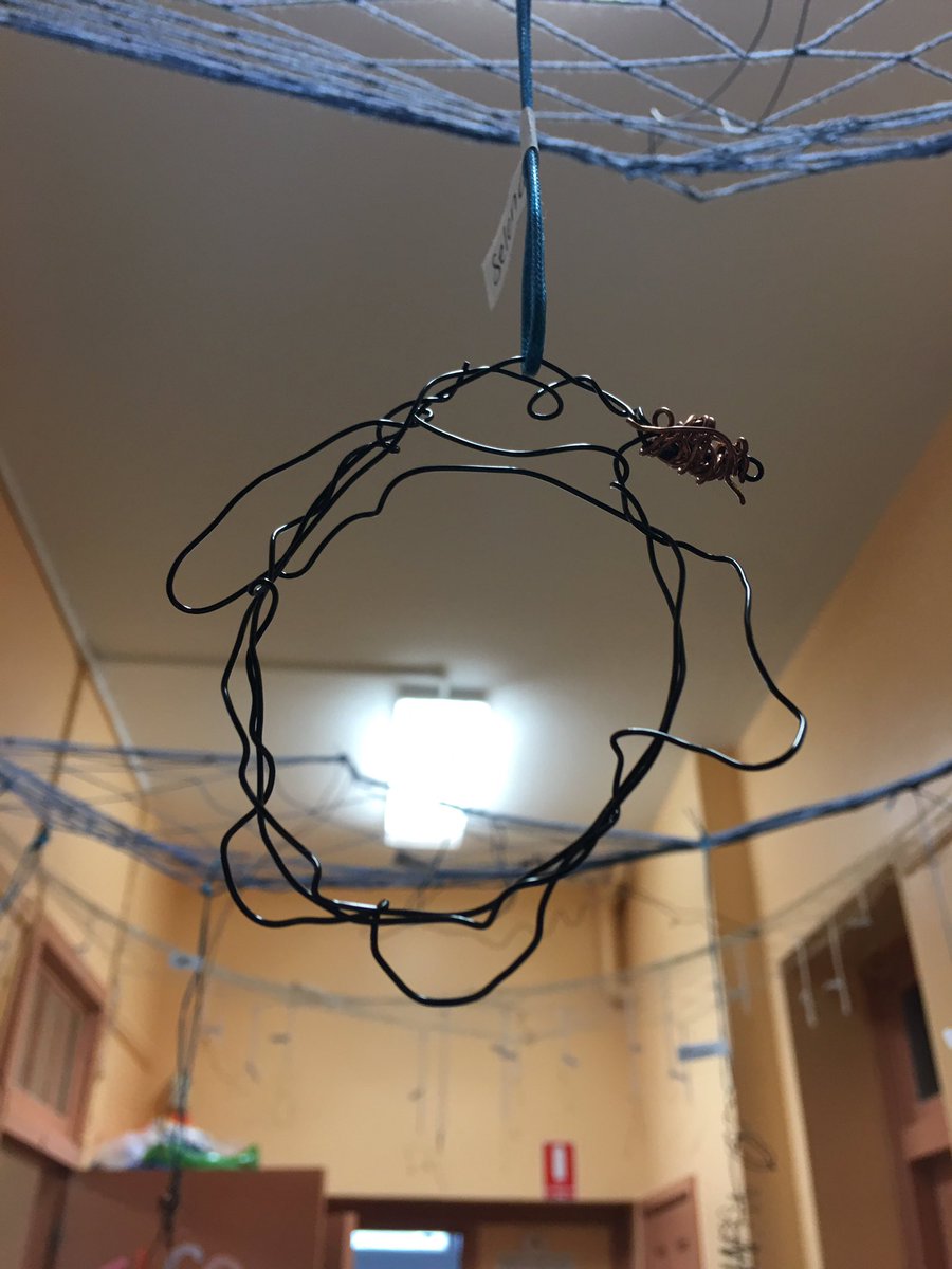 LauraBriganti2's tweet photo. Wire sculpture #stage3visualarts #antartica https://t.co/wcwBkCIj55
