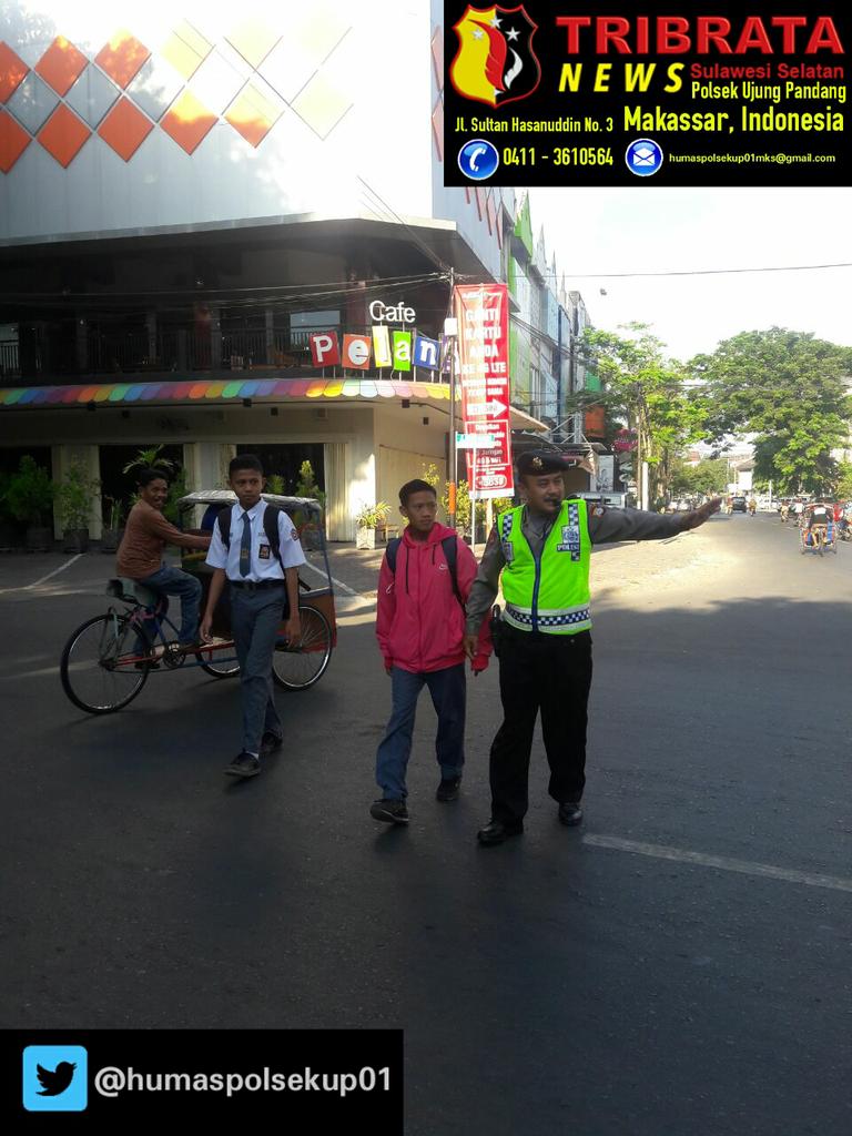 humaspolsekup01's tweet photo. Daeng becak tersenyum melihat Aiptu Sudin membantu anak sekolah yang hendak menyeberang jalan, 'DIPERTAHANKAN' https://t.co/8ABvFRaj1a
