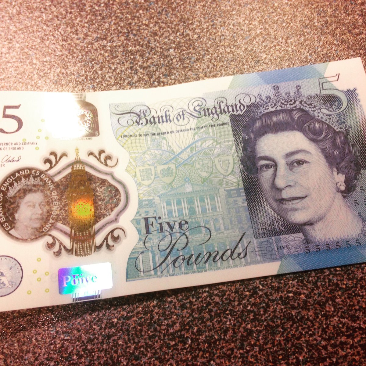 tonyhorton75's tweet image. The new #fivepoundnote its plastic! Not sure I like it, #FunnyMoney 😳