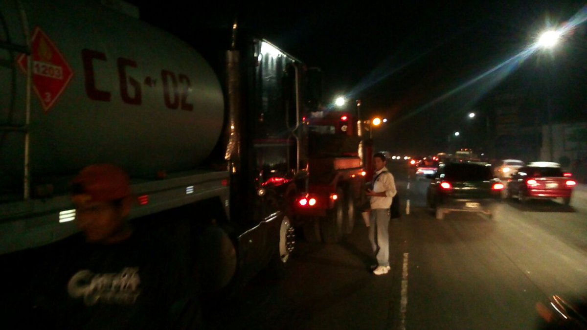 PMT_VILLANUEVA's tweet photo. #Precaución grúas trabajan para retirar automóvil y camión que colisionaron en cuesta de Villalobos #TraficoVN. https://t.co/B02pWSCAGY