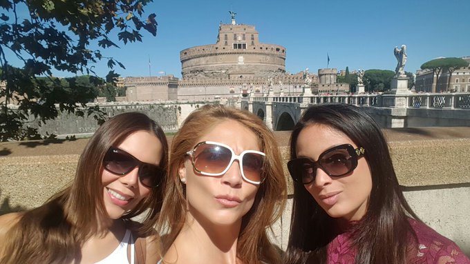 2 pic. On set in Roma with the pretty @Jessica_bella_  and @RobertaGemma  ??? https://t.co/xt1Bkjqlg