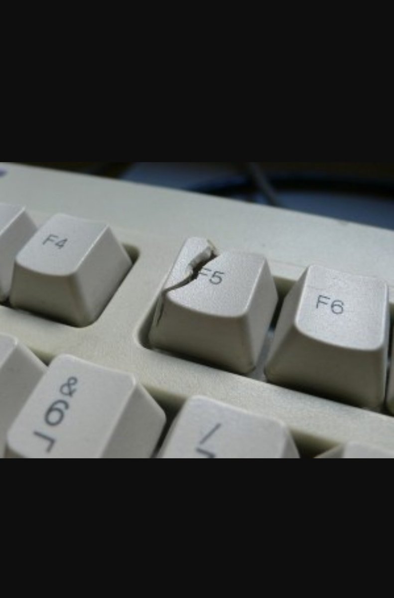 LilywhiteFC's tweet image. My f5 key after 5:50pm tonight when the fifa 17 Web app is released.  #FIFA17WebApp