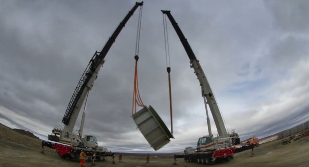 YukonPhilippe's tweet photo. Great timelapse video: Construction of massive wind turbine in #Nunavik: https://t.co/iA45XpJEDU #Arctic #RenewableEnergy https://t.co/zgi4sl0tiN