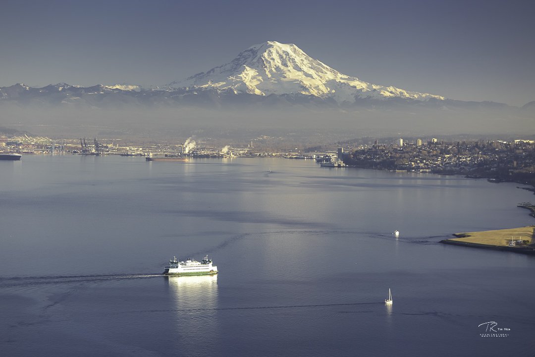tricephoto's tweet photo. Sun over Rainier @wsferries @MountRainierNPS  #commencementbay https://t.co/LkthsxHrF4