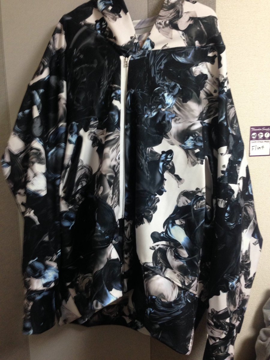 Domebra_kun's tweet photo. @shinenaino バルムングで１つパーカー出せるんですがクリーニングにかけて手元にないので今月中は出せないかもしれません…一応画像も載せておきますね😁
あとはノーブランドのBig Sizeな無地のグレーパーカーくらいですね😭

またなにかあればお声がけ下さい！ https://t.co/hmDyEJQTwA