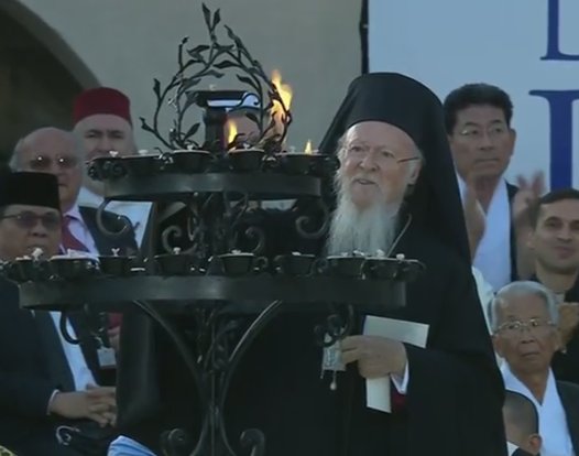 CatholicNewsSvc's tweet photo. #Assisi. The light of peace. #PopeFrancis. @EcuPatriarch others https://t.co/scZNOmxomo