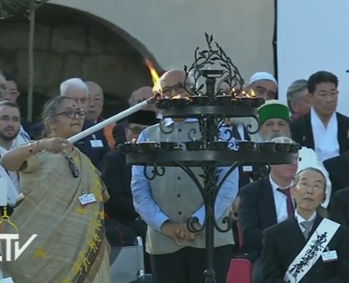 CatholicNewsSvc's tweet photo. #Assisi. The light of peace. #PopeFrancis. @EcuPatriarch others https://t.co/scZNOmxomo