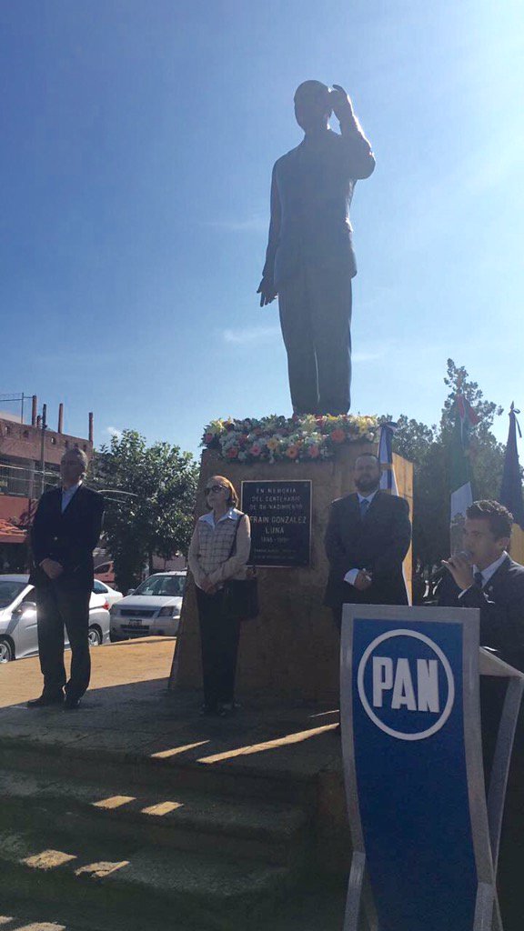 AlfonsoPetersen's tweet photo. Guardia de honor en el monumento de Don Efraín Glez Luna, uno de los fundadores del PAN a 77 años de su constitucion https://t.co/cQkw38qYJj